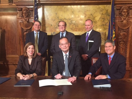 賓州交通廳廳長Leslie Richards女士(左一)、章大使文樑（中）、賓州州務卿  Pedro Cortes