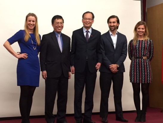 章文樑大使(左三)、王維正與「外交政策青年菁英」幹部合影。