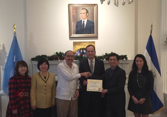 圖左三起向右依序為：薩爾瓦多駐聯合國常任代表Rubén Zamora大使、章文樑大使、幫幫忙基金會代表紐澤西臺灣商會會長鍾文忠。