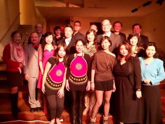 駐紐約辦事處章文樑大使、大使夫人虞瑾芳女士、范副處長國樞、教育組主任張佳琳與聖誕音樂會演出音樂家們合影