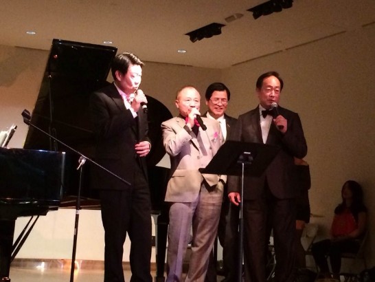 駐紐約辦事處聖誕音樂會演唱的神秘嘉賓大紐約區臺灣大專院校校友會聯合會董事長王金智、華爾街FS 資訊公司董事長賀台華、經文處副處長范國樞及觀光組主任張維庭合唱安可曲