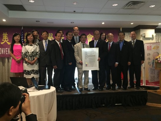 美東華人學術聯誼會第40屆年會午間開幕式出席嘉賓冠蓋雲集，計有駐紐約經文處大使章文樑（中間）、環保署署長魏國彥(左7)、紐約華僑文教服務中心主任王映陽(左2)、紐約市議員顧雅明(右6)、該會董事長張彰華(右5)、會長范姜光男(左5)、李昌鈺博士(右2)等人出席盛會。