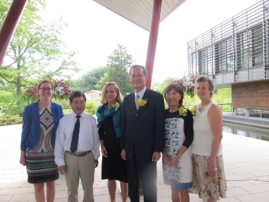 紐約州眾議員李羅莎(Nily Rozic)(左起)、紐約市市議員顧雅明(Peter Koo)、皇后區區長(Borough President) Melinda Katz、經文處章文樑大使、植物園理事黃百齡(Pauline Huang)、皇后區植物園園長Susan Lacerte於開幕酒會合影。