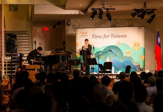 經文處聽見台灣的味道音樂發表會。圖為音樂家莫永尚史(左)及Aaron Bahr演出草蜢弄雞公(右)。
