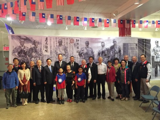 長達1060公尺、高2公尺史詩巨卷國畫「浩氣長流」於紐約中華公所盛大展出，開幕典禮當天計有駐紐約台北經文處大使章文樑(左7)、副處長陳豐裕(左6)、紐約文教中心主任王映陽(左3)、中華公所主席伍銳賢(左8) 、美東聯成公所主席蕭貴源(左5)、美國退伍軍人會全國主席黃宏達(右3)、主辦單位中國國民黨駐美東支部常務委員李國瑞(右9)、張學海(右1)等僑團代表出席。