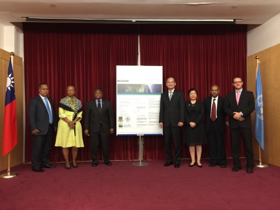 臺北經濟文化辦事處處長章文樑大使與研討會講者及主持人合影。自左向右依序為：吐瓦魯駐聯合國常代Anuese Makoi Simati大使、聖文森駐聯合國常