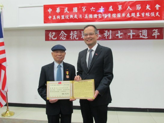 章文樑頒發抗戰勝利紀念章予抗戰老兵葉集華先生。