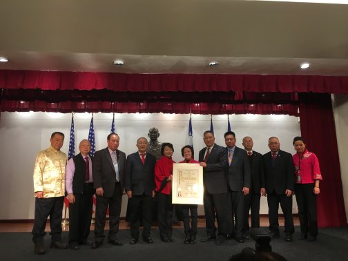 紐約市議員(左六)送上由市議長馬麗桃、市議員顧雅明、萬齊家及她等4人簽發的春節賀狀，並與駐處徐儷文處長(左五)、中華公所7大僑團代表合影。