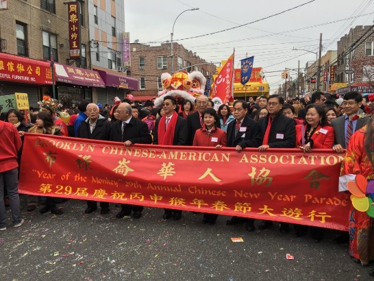 布碌崙華人協會第29屆猴年醒獅賀歲大遊行，會長麥保羅(左4)、駐紐約辦事處徐儷文大使(右5)為遊行領隊。