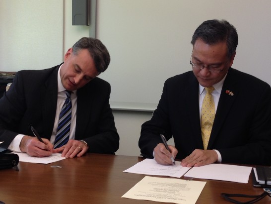 TECO Director General Andy Chin and Oregon DMV Administrator Tom McClellan signed a driver license reciprocity agreement between Oregon State and Taiwan, Republic of China.