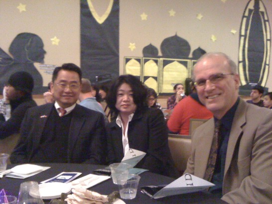 彭慎副處長(左一)參加西雅圖大學國際學生晚宴