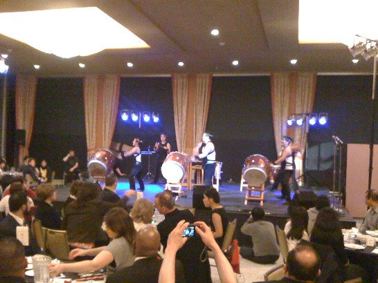 西雅圖大學學生表演日本太鼓