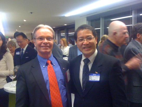 廖東周處長(右)參加西雅圖世界事務協會慶祝酒會向新任理事主席渥許(左)道賀