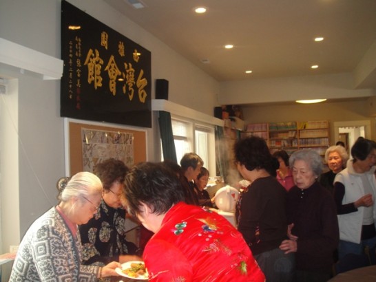 西雅圖松年會媽媽們親自下廚準備傳統台灣菜餚招待駐處人員及會友。
