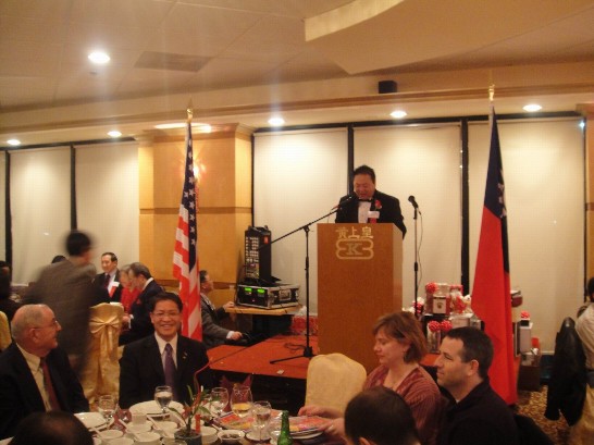 波特蘭中華會館應書琪主席春節晚會中致歡迎詞。