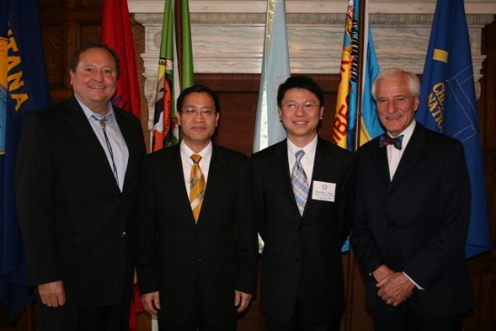 蒙大拿州長Brian Schweitzer(左一)、蒙大拿副州長John Bohlinger（右一）、廖處長東周(左二)、甄秘書國清(右二)