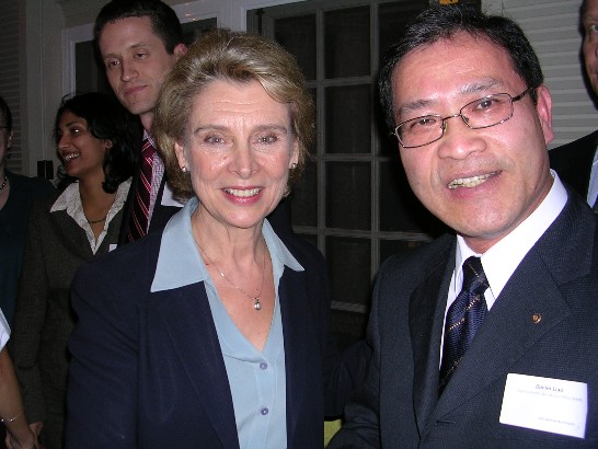 廖東周處長(右)參加華盛頓州長官邸酒會與州長Christine Gregoire(左)合影。