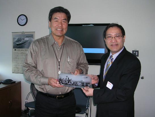 西雅圖港務局長Tay Yoshitani(左)贈送廖東周處長(右)紀念品