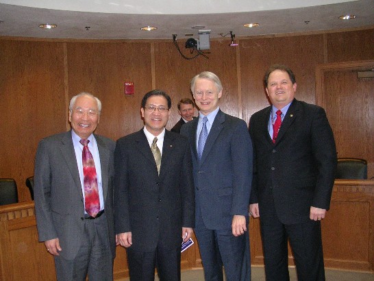 (自左而右)華州參議會副代議長辛保羅、廖東周處長、州務卿瑞德、州參議員達敏文