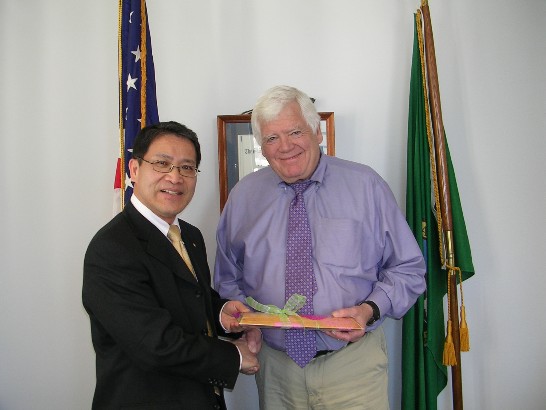 廖東周處長(左)與美國聯邦眾議員麥德摩(Jim McDermott)(右)合影。