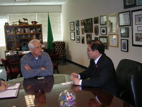 廖東周處長(右)與聯邦眾議員瑞克特(Dave Reichert)(左)就彼此關心的議題交換意見。