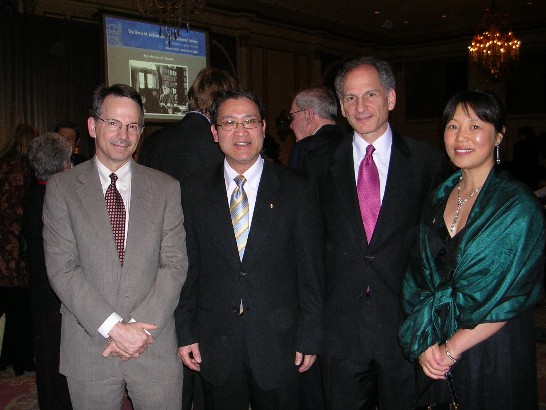 廖東周處長(左二)與杰克遜國際研究學院學者合影，右一為中國研究所所長董玥