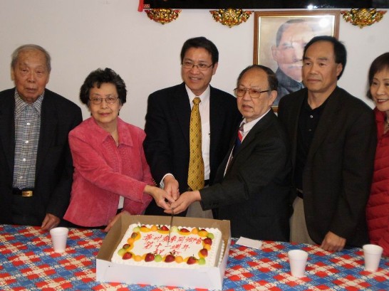 廖處長與華州廣東同鄉會前任會長們一同切蛋糕慶賀11週年