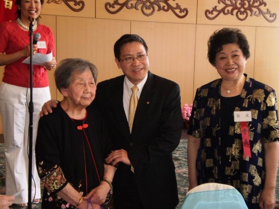 廖處長東周應邀參加西雅圖中華婦女會慶祝母親節餐會與101歲人瑞合影(右為會長張葳) 