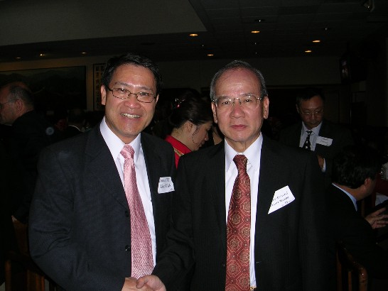 廖東周處長(左)與日本駐西雅圖總領事Mitsunori Namba(右)合影。