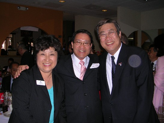 廖東周處長(中)與韓國駐西雅圖總領事Haryong Lee(右)及Shoreline市長Cindy Ryu(左)合影。