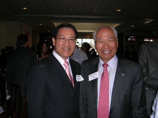 廖東周處長(左)與華盛頓州參議會副代議長Paull Shin(右)合影