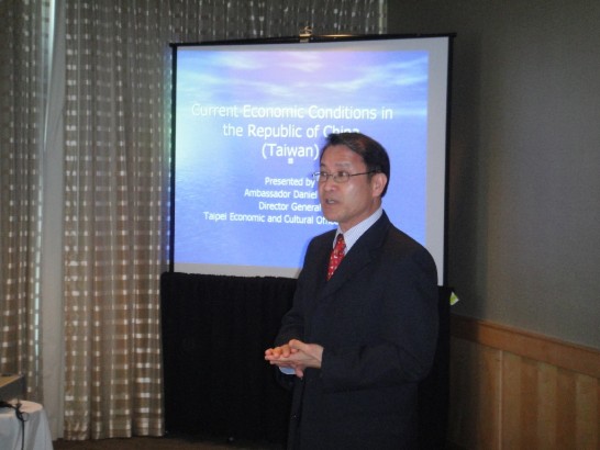廖東周處長在「全美公共事業管理委員協會」演講「中華民國的經濟發展現況」。