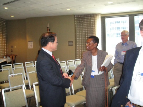 廖東周處長(左)與演講會主持人「全美公共事業管理委員協會」國關委員會主席派瑞絲女士合影。
