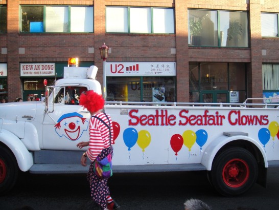西雅圖華埠海洋節遊行活動小丑隊詼諧逗趣