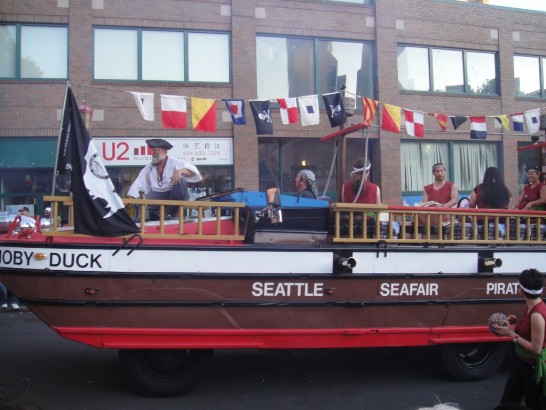 西雅圖華埠海洋節遊行活動海盜船也開上岸