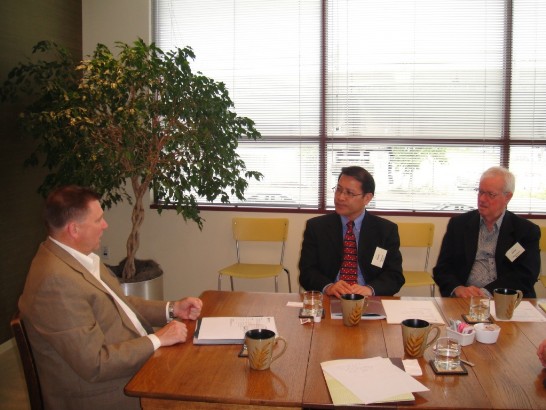 廖東周處長(中)與PATH副總裁傑克森(Scott Jackson)會談，右為張戴佑大使