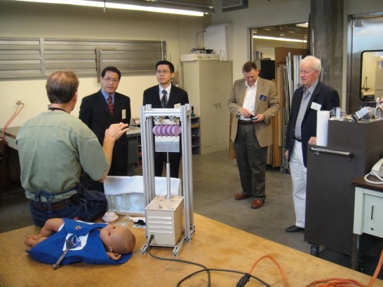 廖東周處長乙行參觀PATH的實驗室