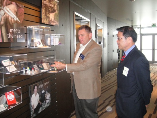 副總裁傑克森(左)向廖處長介紹PATH的研發產品