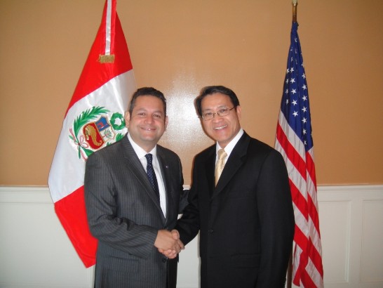 秘魯名譽領事維拉斯奎(Miguel Velasquez)(左)歡迎廖東周處長(右)。