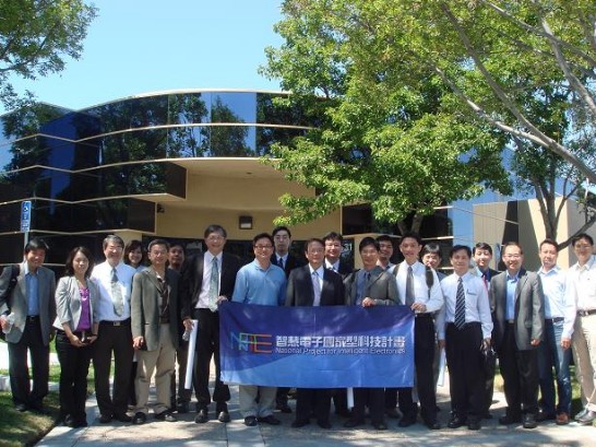 團長陳文村教授(中左七)、全體團員、科技組楊啟航組長(左一)及OptoView總裁Jay Wei攝於該公司正門前