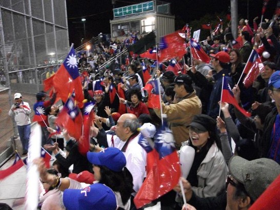 觀賽僑胞加油歡呼、旗海飛揚