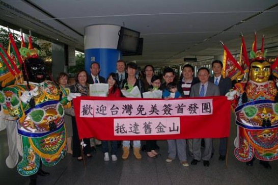 傅處長與市府及機場官員、姊妹市委員會主席及航空公司高階主管、旅客等人合影