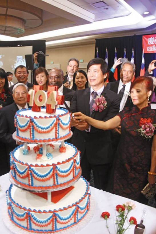 馬處長夫婦與參加雙十國慶酒會嘉賓一起切生日蛋糕
