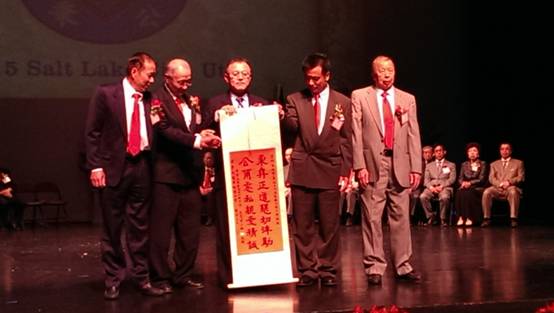 傅處長致贈「秉彝正道懇切淬勵；公爾忘私親愛精誠」卷軸