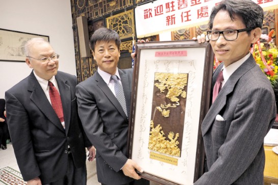 馬處長7月8日拜會中華總會館，由總董胡建邦(右)、肇慶總會館主席關健中(左)代表接待