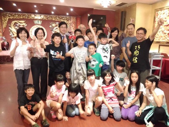 馬處長鍾麟(中)與「巧宛然」掌中劇團師生合影