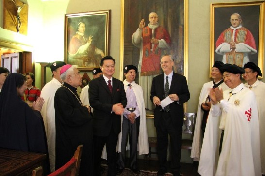 Ambassador Wang warmly addresses the public at the Equestrian Order’s Rome Headquarters.