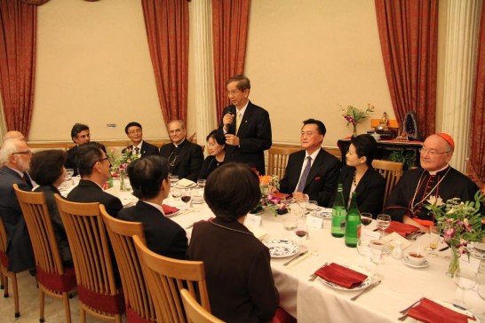 Dr. Lee talks to the guests and thanks both Ambassador Wang and Representative John Lai for hosting a ceremony in his honour