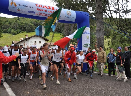 Ambassador Wang fires the shot to signal the start of the race.