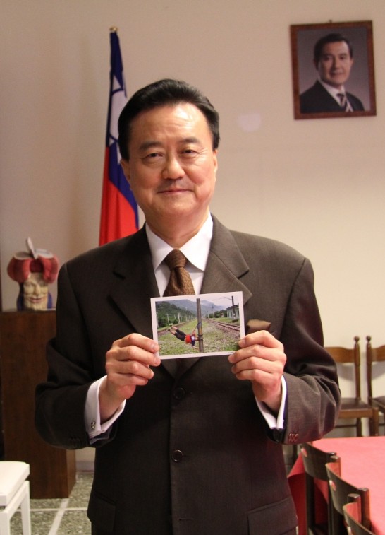 Ambassador Larry Wang holds a picture of “Float Man” whose agile body symbolizes a ROC flag hanged on a pole.